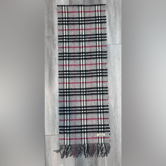 BURBERRY
Wool House Check Pattern Scarf Authentic - Picture 1 of 5